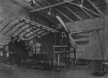 Jednopłatowiec Tańskieqo w trakcie budowy w hangarze ”Aviaty”, konstruktor stoi obok- w meloniku. (Źródło: via Barbara z Tańskich Brachacka – Skrzydlata Polska nr 1/1957).