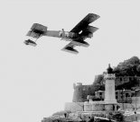 Wodnosamolot Voisin  ”Canard” nr 4, w locie.  Konkurs wodnosamolotów w Monaco 1912 r., pilot Paul Rugère. (via ”Les Canards de Gabriel Voisin”).
