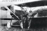 Samolot myśliwski Ansaldo A-1 ”Balilla”wyprodukowany przez Zakłady Mechaniczne Plage i Laśkiewicz w Lublinie. Z prawej strony pilot Adam Haber-Włyński. 1921 r. (Źródło: archiwum).