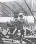 Adolf Warchałowski i księżniczka Austrii Augusta po locie w dniu 18.06.1910 r. samolotem Warchałowski II w trakcie zawodów w Budapeszcie. (Źródło: Flight nr 79,1910 via Aeroplan nr 3/2010).
