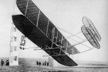Samolot Wright Model A pilotowany przez Eugene Lefebvre podczas mityngu w Reims w 1909 r. (Źródło: Wright Brothers Aeroplane Company.A Virtual Museum of Pioneer Aviation).