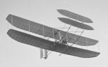 Samolot Wright ”Flyer III” podczas prób w locie. (Źródło: Wright Brothers Aeroplane Company.A Virtual Museum of Pioneer Aviation).