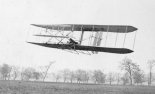 Samolot Wright ”Flyer II” w locie. (Źródło: Wright Brothers Aeroplane Company.A Virtual Museum of Pioneer Aviation).