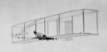 Szybowiec Wright No. 3 w locie. Był pierwszy szybowiec braci Wright z statecznikiem pionowym (dwie powierzchnie sterowe) zamontowanym z tyłu. (Źródło: Wright Brothers Aeroplane Company.A Virtual Museum of Pioneer Aviation).
