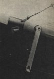 Szczegół krawędzi natarcia w lotni ”Condor” wzmocnienie przy pomocy wysięgnika i liny stalowej usztywniające konstrukcję. (Źródło: Skrzydlata Polska nr 25/1976).