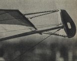Końcówka sprężystego skrzydła Z-75. Widoczne są liny gumowe napinające płat. Zamiast powszechnie używanych usztywniających lin stalowych zastosowano odpowiedni drut stalowy. (Źródło: Skrzydlata Polska nr 25/1976).
