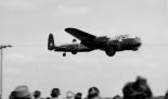 Samolot Avro ”Lancaster” B. VII zmodyfikowany dla potrzeb filmu ”The Dam Busters”. (Źródło RuthAS via ”Wikimedia Commons”).