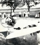 Zbigniew Babiński w kabinie motoszybowca 8221;Bąk”, druga połowa lat trzydziestych. (Źródło: Lotnictwo Aviation International nr 8/1991).