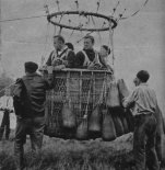 Załoga w koszu balonu ”Katowice” (SP-BZD) staruje do lotu treningowego. (Źródło: Skrzydlata Polska nr 41/1964).