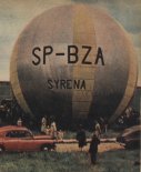 Balon ”Syrena” na lotnisku Aeroklubu Warszawskiego na Gocławiu, przed startem do pierwszego lotu. (Źródło: Skrzydlata Polska nr 40/1957).