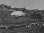 Napełnianie balonu na stadionie w Poznaniu. 9.06.1957 r. (Źródło: Skrzydlata Polska nr 27/1957).