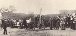 Samolot Blériot-XI. Obok samolotu stoi Michał Scipio del Campo (z ręką na biodrze). Pokazy w Częstochowie w 1912 r.  (Źródło: via Konrad Zienkiewicz). 