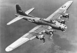 Ciężki samolot bombowy Boeing B-17G-30-DL "Flying Fortress" w locie. (Źródło: U.S. Air Force). 