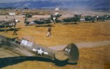 Samoloty myśliwskie Curtiss P-40 ”Warhawk” z 23. Grupy Myśliwskiej na lotnisku Paoshan (Chiny), koniec 1943 r. (Źródło: via Andre Ziegniewski via Aeroplan nr 4/2006). 