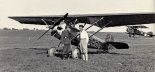 Samolot DKD-IV (SP-ABY) Akademickiego Aeroklubu Krakowskiego. Z lewej stoi Stanisław Działowski, z prawej Mieczysław Działowski, 1929 r. (Źródło: forum.odkrywca.pl).