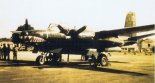 Ten sam samolot Douglas B-26R (N12756) po przemalowaniu w barwy ochronne ze szczęką rekina oraz naniesieniu znaków rozpoznawczych Biafran Air Force. (Źródło: archiwum Jan Zumbach).